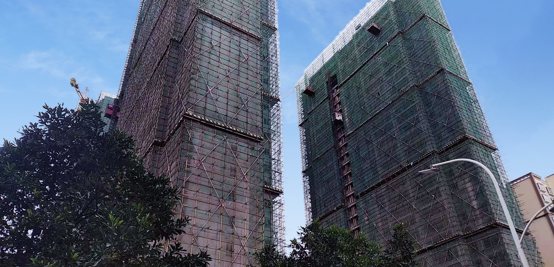 發(fā)霉舊外墻能用仿石漆翻新嗎？華喆給你答案！