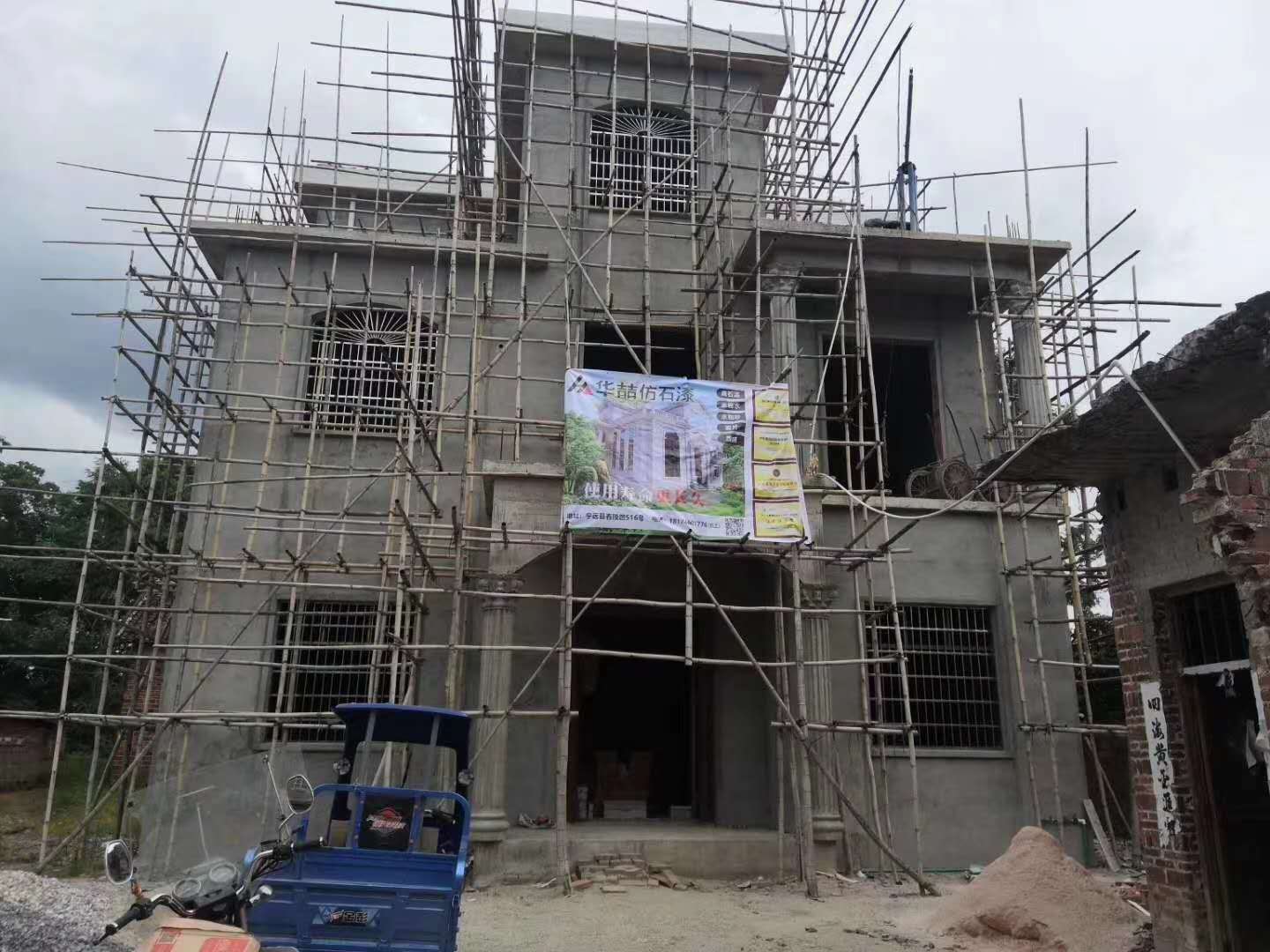 瓷磚外墻翻新仿石漆需要鏟掉瓷磚嗎？